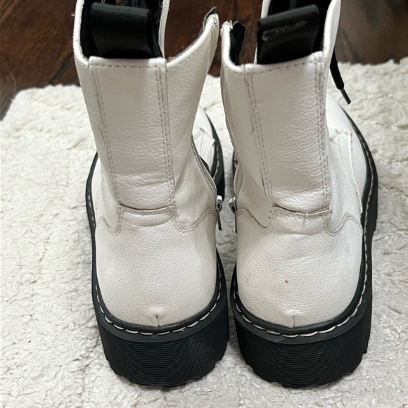 White boots - Picture 3 of 4